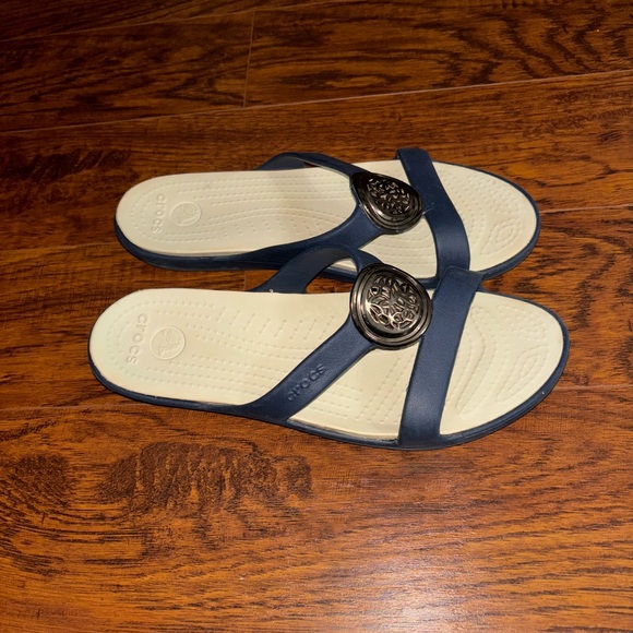 CROCS Sanrah Silver Circle Medallion Ring Sandals Navy Blue and Stucco Size 9 - Picture 3 of 7